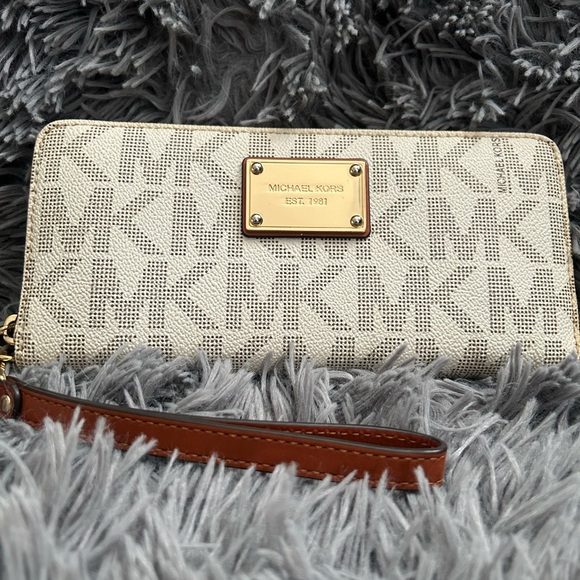 Michael Kors Handbags - Perfect Condition Michael Kors Zip Wallet